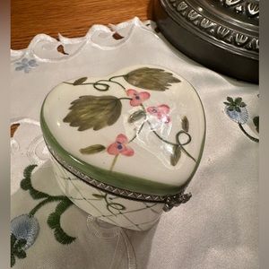 Pretty heart shaped porcelain jewelry box/bonus pendant